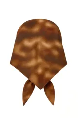 Pañuelo grande de satén con estampado abstracto en tonos marrones y ocres, anudado en la parte inferior.