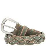 Cinturón de mujer confeccionado en cuero natural con diseño trenzado en tonos verdes, decorado con tachas metálicas plateadas. Presenta una hebilla de metal en tono plata vieja.