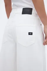 Pantalón jean blanco de corte amplio y relajado, con silueta suelta desde la cintura hasta el bajo.