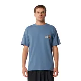 Remera Critical Slide modelo Oasis, color azul, de manga corta y cuello redondo, con pequeño estampado gráfico en el pecho.