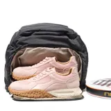 Mochila deportiva de diseño ergonómico en color negro, confeccionada en material textil. Cuenta con múltiples compartimentos con cierre, incluyendo un espacio inferior independiente para calzado y sujeción interna para pala de pádel. Posee tirantes ajustables y espaldera acolchada con malla transpirable.