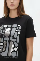 Remera de manga corta de algodón en color blanco, con cuello redondo y diseño holgado. Cuenta con un estampado frontal central con detalles metalizados estilo foil.