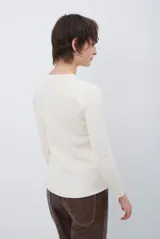 Buzo de tejido morley color marrón, con cuello redondo y mangas largas, de corte ajustado al cuerpo.