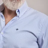 Camisa de algodón oxford color beige, con cuello americano button-down y mangas largas.