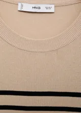 Jersey de punto fino beige con rayas horizontales negras, cuello redondo y manga corta.