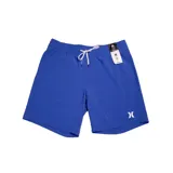 Short de baño azul con cintura elástica ajustable con cordón blanco y logo de la marca Hurley estampado en blanco en la pierna derecha.
