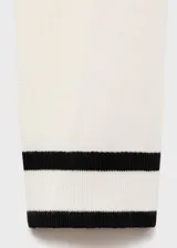 Cardigan de punto fino color blanco crudo, con diseño recto, escote en V, cierre frontal con botones y rayas negras en contraste en la tapeta y los puños.