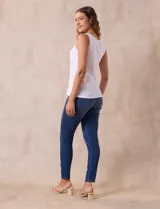 Musculosa amarilla de algodón con cuello redondo y sisas anchas.