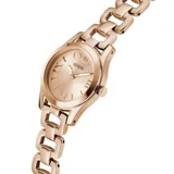 Reloj analógico Guess modelo Veda con caja de 28 mm y malla de eslabones de acero inoxidable en tono oro rosa. Presenta una esfera minimalista con números romanos y acabado pulido.