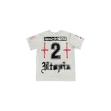 Camiseta de fútbol estilo jersey color blanco con estampado gráfico en la espalda que incluye el número 2, cruces rojas y la inscripción 'Utopia'.