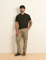 Pantalón cargo de gabardina color tostado, con bolsillos laterales con fuelle, bolsillos delanteros inclinados y bolsillos traseros.