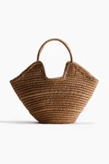 Bolso shopper de doble asa confeccionado en paja de papel trenzada, sin forro y con diseño estructurado.