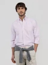 Camisa de hombre de corte regular fit con diseño a rayas finas rosadas y blancas, confeccionada en mezcla de algodón y algodón reciclado. Cuenta con cuello button-down, cierre frontal con botones, manga larga y logo bordado en el pecho.