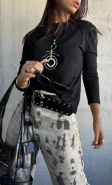 Remera de manga larga en color negro, confeccionada en algodón, con un diseño básico de cuello redondo y corte ajustado.