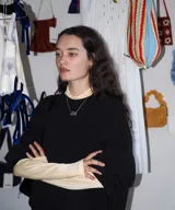 Collar con dije de nube plateado y cadena fina.