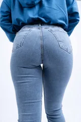 Pantalón de jean chupín de tiro alto color celeste.