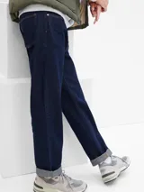 Jean de corte original y ajuste recto, confeccionado en denim de algodón orgánico en tono azul oscuro con costuras en contraste.