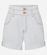 Short baggy de cintura alta color crudo, confeccionado en sarga de algodón. Cuenta con trabillas, cintura elástica, bolsillos delanteros y traseros, cierre con doble botón y cremallera, bajo plegado y pespuntes contrastantes.