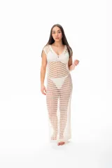 Vestido largo de crochet color crudo, con escote en V y mangas cortas.