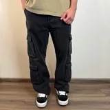 Jean cargo de corte baggy en color azul lavado, con múltiples bolsillos laterales tipo cargo y cierre frontal.