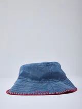 Gorro tipo bucket de denim azul con costuras y bordado rojo en el borde del ala.