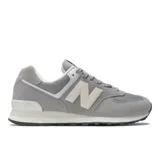 Championes New Balance 574 unisex, color gris con detalles en blanco, confeccionados en gamuza y malla, con logo "N" característico en los laterales y entresuela ENCAP.