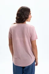 Remera de manga corta confeccionada en tejido de ramio, con cuello redondo y ruedo redondeado.