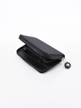 Billetera negra con cierre de cremallera y logo circular en el frente.