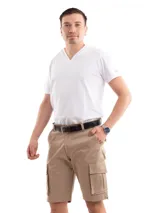 Remera negra de manga corta con escote en V.