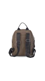 Mochila de símil cuero color negro, con asa de mano superior y correas regulables para llevar al hombro. Presenta cierre principal curvo en la parte superior y un bolsillo oculto en la espalda. Incluye llaveros colgantes decorativos en el tirador del cierre principal.