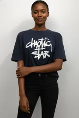 Remera de algodón con cuello redondo a la base y mangas cortas. Presenta un diseño holgado con estampado frontal en forma de estrella que incluye la frase The Rockstar.