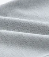 Pantalón de sastrería corte skinny, color gris, con trabillas en la cintura, cierre de botón y cremallera, y bolsillos laterales. Confeccionado con tecnología performance que ofrece secado rápido y resistencia a las arrugas.