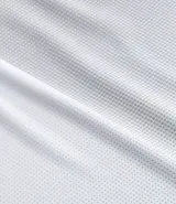 Remera deportiva de hombre, color gris claro, con cuello redondo y manga corta. Presenta un sutil efecto degradado o panel de color más claro en la zona del pecho.