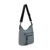 Cartera bandolera gris de formato amplio, con correa larga regulable y desmontable con inscripciones. Cuenta con cierre superior, bolsillo frontal con cierre y detalle colgante de cordones, y un bolsillo trasero con cierre.