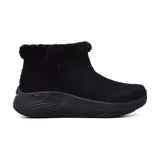 Bota de invierno Skechers Max Cushioning Elite 2.0, estilo chugga, color negro. Capellada de gamuza tratada con 3M Scotchgard, ribete y forro de piel sintética, plantilla Skechers Air-Cooled Goga Mat y suela con tracción antideslizante.