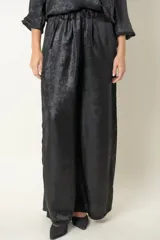 Pantalón palazzo dorado con cintura elastizada.