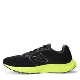 Championes de running New Balance modelo 520 V8, con capellada de malla técnica negra y entresuela de espuma en color amarillo neón. Presentan el logo de la marca en los laterales y cierre mediante cordones.