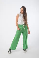 Pantalón verde de morley, corte recto y bolsillos laterales.