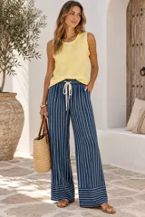 Musculosa amarilla de lino con detalles de pequeños volados en el cuello y las sisas.