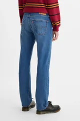 Pantalón jean de corte regular, tiro medio y pierna recta, color azul con lavado medio. Cuenta con bragueta de botones tradicional y bolsillos clásicos.