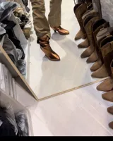 Botines dorados de cuero vacuno con punta fina y tacón aguja.