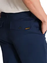 Pantalon chino de corte recto y ajustado, color azul marino, con cierre de cremallera, bolsillos laterales y bolsillos traseros con solapa y botón.