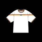 Remera blanca de corte oversize con cuello y bordes de mangas en color marrón. Presenta una franja horizontal tricolor en tonos naranja, amarillo y beige con el logo de Oasis estampado en el centro.
