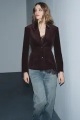 Blazer Zara de pana color bordó, con cuello solapa de muescas, cierre frontal con dos botones, bolsillos delanteros con solapa y forro interior.