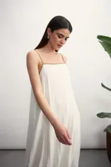 Vestido largo azul marino con breteles finos blancos, corte recto y bolsillos laterales.