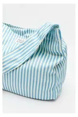 Cartera tipo shopper con diseño a rayas verticales celestes y blancas, tiras para el hombro y etiqueta con logo frontal.