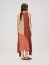Vestido midi de lino con diseño geométrico en bloques de color negro, marrón y beige, cuello redondo, sin mangas y dobladillo asimétrico en punta.