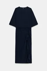 Vestido midi de cuello redondo y manga corta, confeccionado en tejido fluido color azul marino. Presenta un diseño con detalle de drapeado y volado lateral en la parte delantera, con cierre en la espalda mediante abertura y botón.