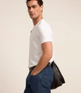 Remera de hombre color beige claro, de corte slim, con cuello redondo y mangas cortas. Tejido acanalado sin estampa.