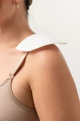 Par de hombreras desmontables blancas para colocar en los breteles del soutien.